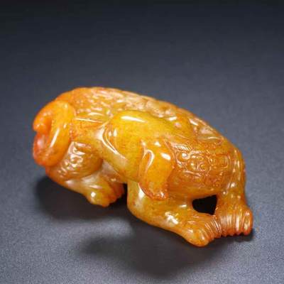 旧藏，和田玉， 名称：旺财， 尺寸：长7宽4高3厘米， 重量：总重111克。 旧藏，和田玉， 名称：旺财， 尺寸：长7宽4高3厘米， 重量：总重111克。