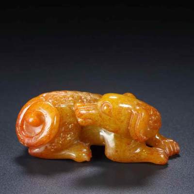 旧藏，和田玉， 名称：旺财， 尺寸：长7宽4高3厘米， 重量：总重111克。 旧藏，和田玉， 名称：旺财， 尺寸：长7宽4高3厘米， 重量：总重111克。