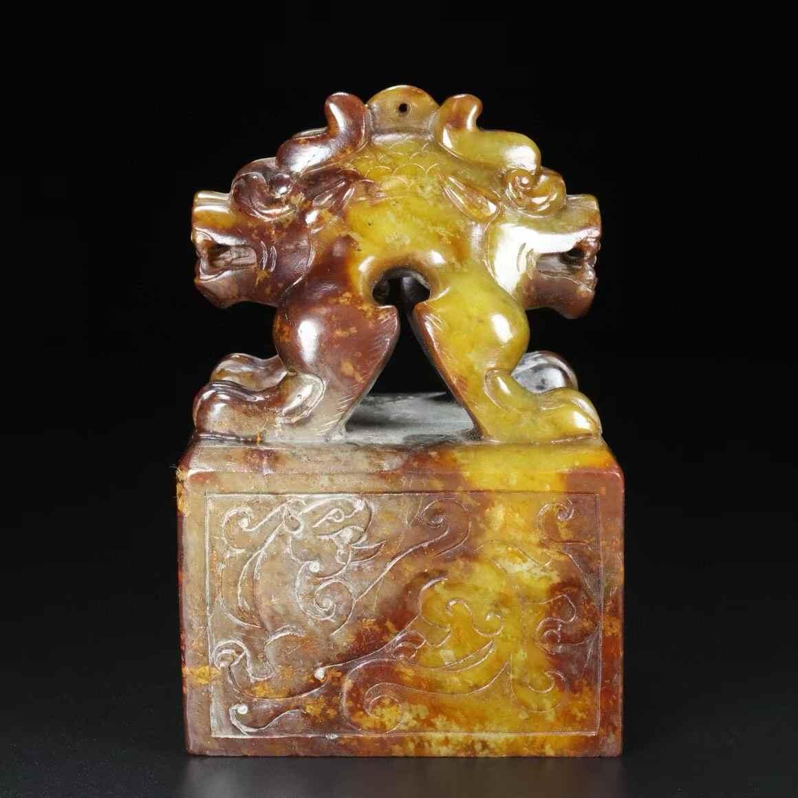 旧藏，和田玉， 名称：印章， 尺寸：长7宽8高13厘米， 重量：总重2860克。