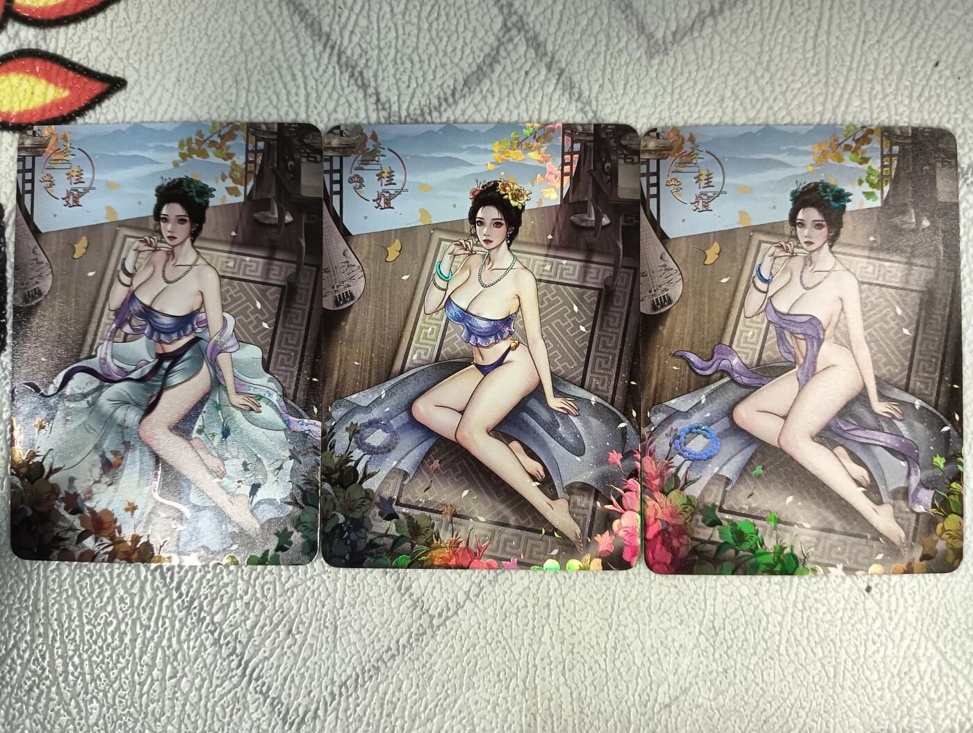 花开卡拍第40期（9月28号周日截拍，品控勿拍!!!拍品不寄存，运费5元，自制卡难免瑕疵，可能存在轻微撞角爆边等出厂瑕疵，品控介意勿拍！） 绘天阁 原创金瓶梅 李桂姐 彩闪三渐变，错版卡背名字小传错误