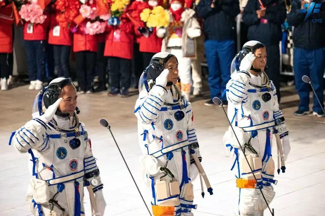 零元拍：中国空间站神州十五号载人飞行任务发射成功纪念封！指令长费俊龙，航天员邓清明、 张陆三人亲笔签名