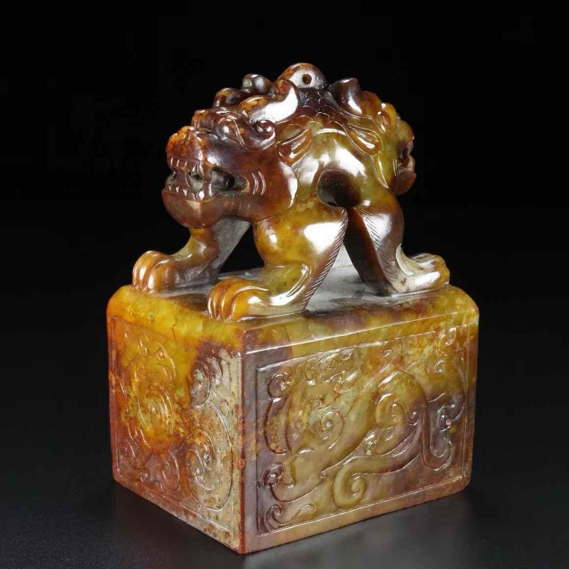 旧藏，和田玉， 名称：印章， 尺寸：长7宽8高13厘米， 重量：总重2860克。