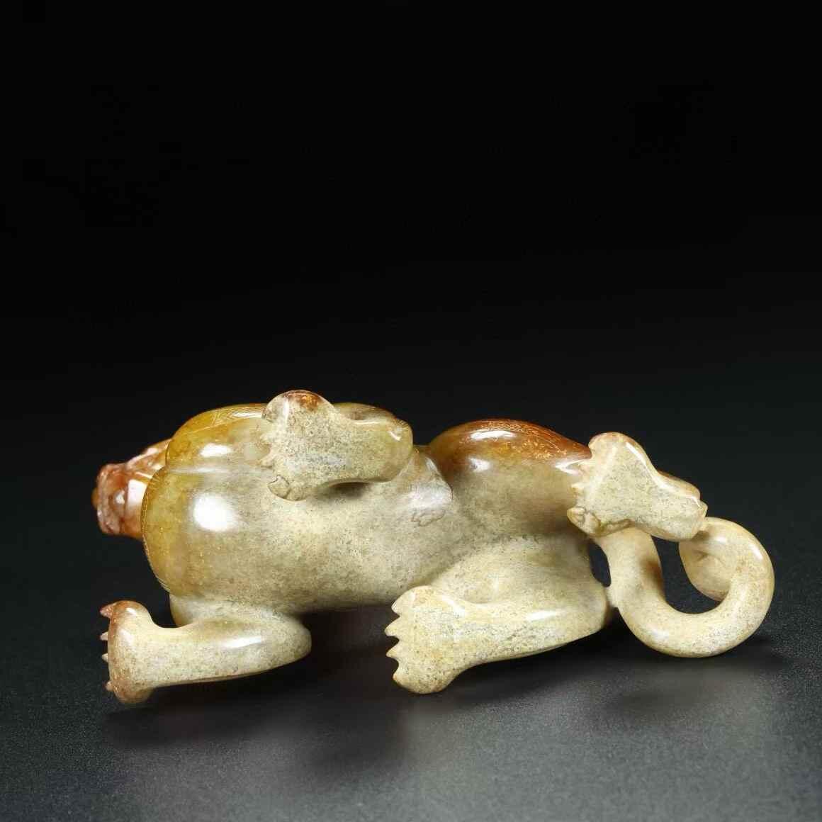 旧藏，和田玉， 名称：玉兽， 尺寸：长11宽4.5高9厘米， 重量：总重260克。 旧藏，和田玉， 名称：玉兽， 尺寸：长11宽4.5高9厘米， 重量：总重260克。