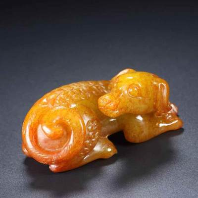 旧藏，和田玉， 名称：旺财， 尺寸：长7宽4高3厘米， 重量：总重111克。 旧藏，和田玉， 名称：旺财， 尺寸：长7宽4高3厘米， 重量：总重111克。