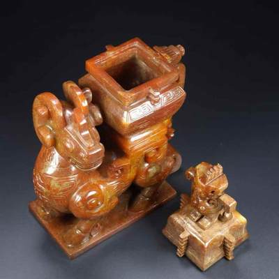 旧藏，和田玉， 名称：玉羊尊， 尺寸：长15.5宽8高26.5厘米， 重量：总重2756克。 - 旧藏，和田玉， 名称：玉羊尊， 尺寸：长15.5宽8高26.5厘米， 重量：总重2756克。