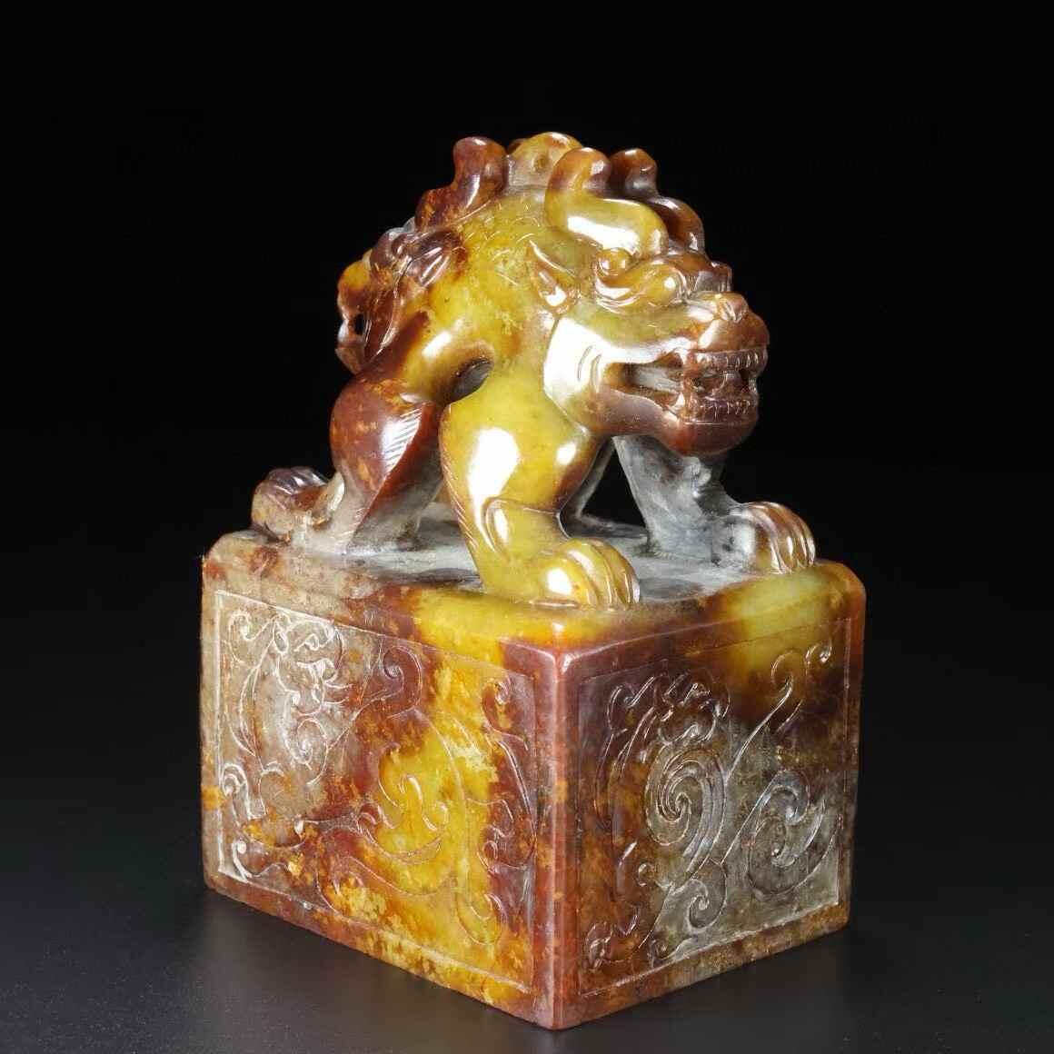 旧藏，和田玉， 名称：印章， 尺寸：长7宽8高13厘米， 重量：总重2860克。