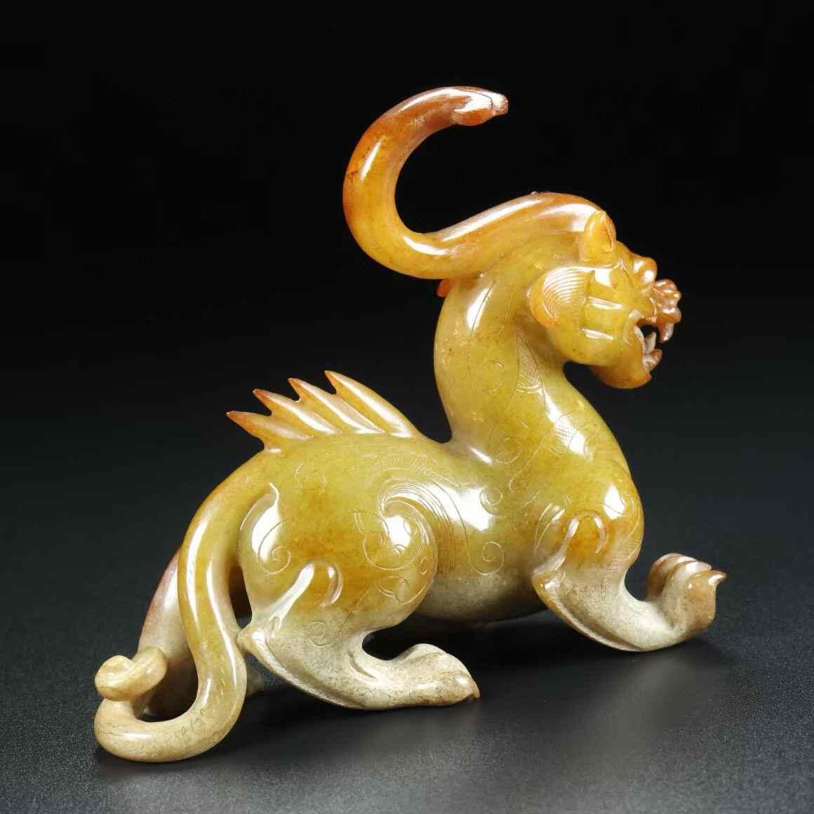 旧藏，和田玉， 名称：玉兽， 尺寸：长11宽4.5高9厘米， 重量：总重260克。 旧藏，和田玉， 名称：玉兽， 尺寸：长11宽4.5高9厘米， 重量：总重260克。