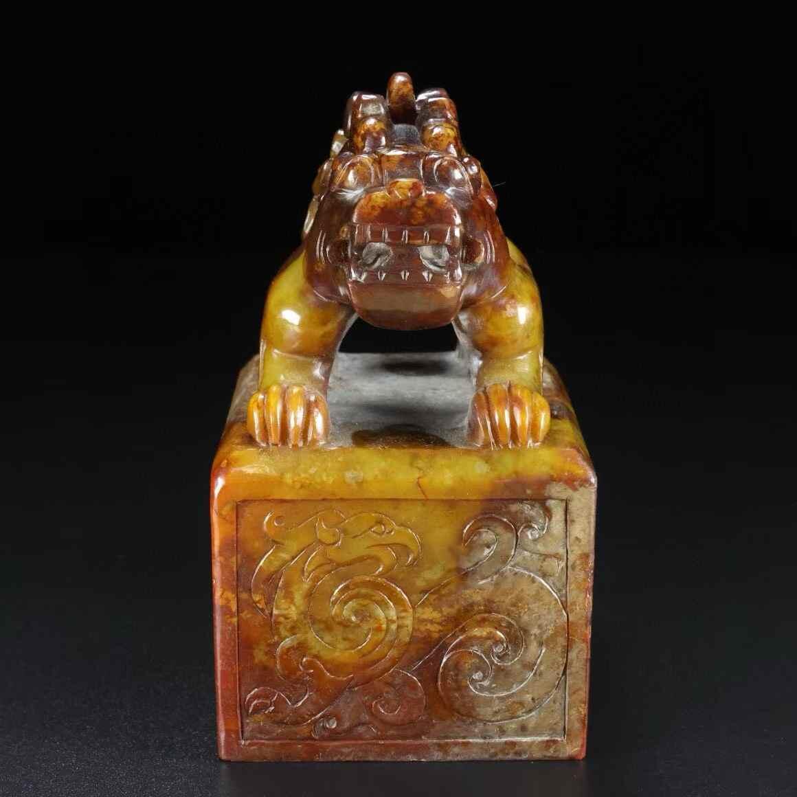 旧藏，和田玉， 名称：印章， 尺寸：长7宽8高13厘米， 重量：总重2860克。