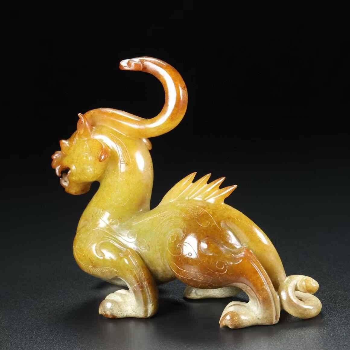 旧藏，和田玉， 名称：玉兽， 尺寸：长11宽4.5高9厘米， 重量：总重260克。 旧藏，和田玉， 名称：玉兽， 尺寸：长11宽4.5高9厘米， 重量：总重260克。