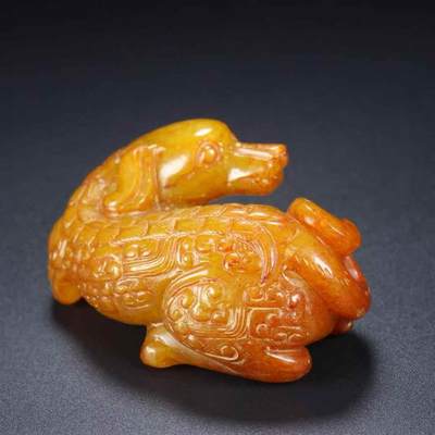 旧藏，和田玉， 名称：旺财， 尺寸：长7宽4高3厘米， 重量：总重111克。 旧藏，和田玉， 名称：旺财， 尺寸：长7宽4高3厘米， 重量：总重111克。