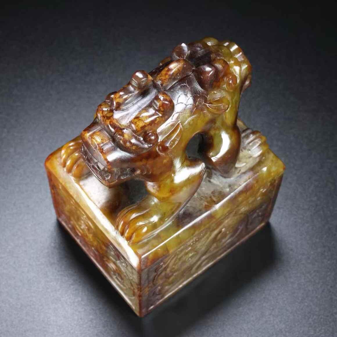 旧藏，和田玉， 名称：印章， 尺寸：长7宽8高13厘米， 重量：总重2860克。