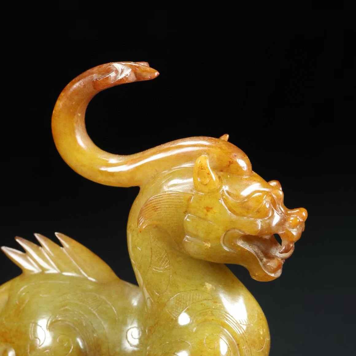 旧藏，和田玉， 名称：玉兽， 尺寸：长11宽4.5高9厘米， 重量：总重260克。 旧藏，和田玉， 名称：玉兽， 尺寸：长11宽4.5高9厘米， 重量：总重260克。