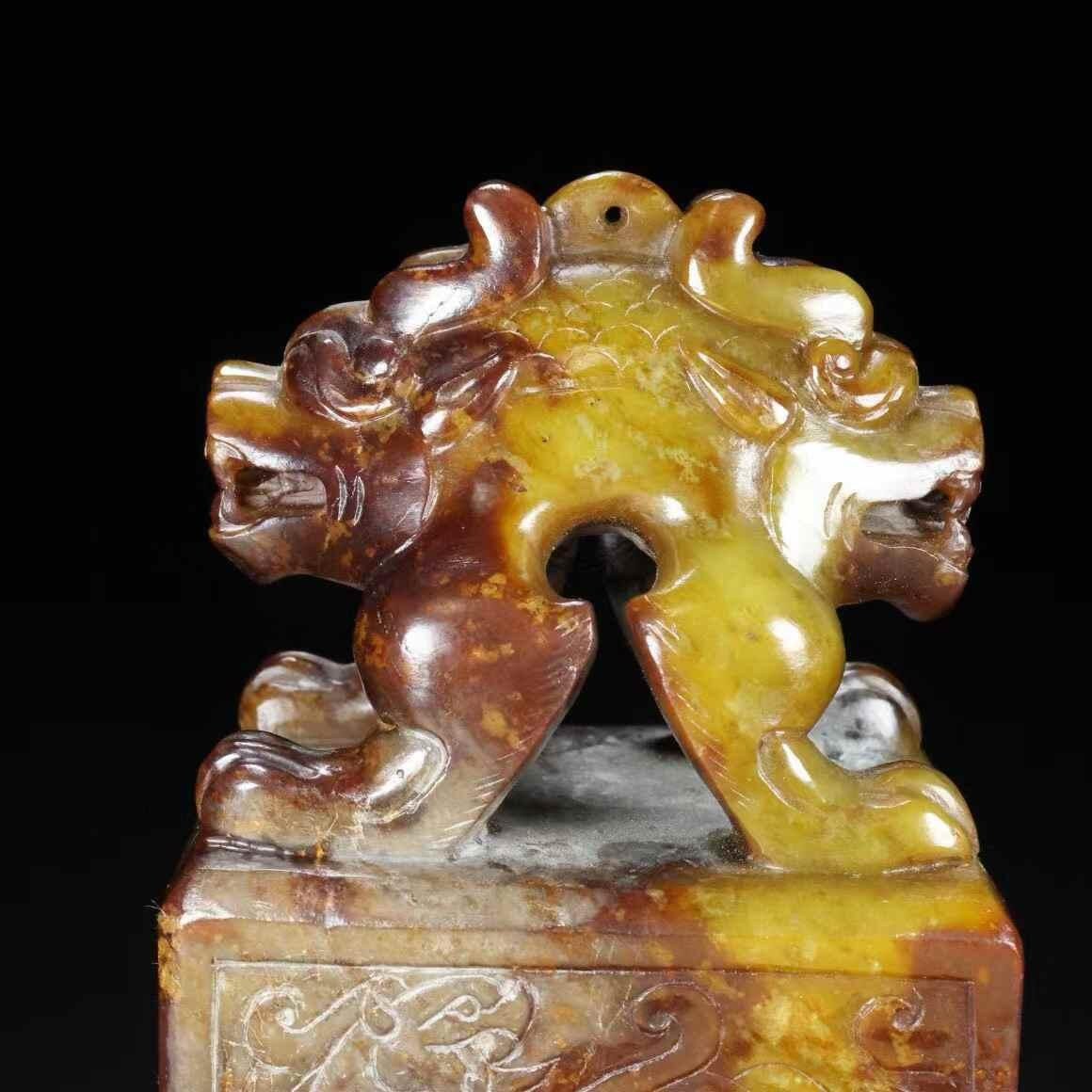 旧藏，和田玉， 名称：印章， 尺寸：长7宽8高13厘米， 重量：总重2860克。