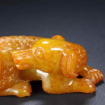 旧藏，和田玉， 名称：旺财， 尺寸：长7宽4高3厘米， 重量：总重111克。 旧藏，和田玉， 名称：旺财， 尺寸：长7宽4高3厘米， 重量：总重111克。