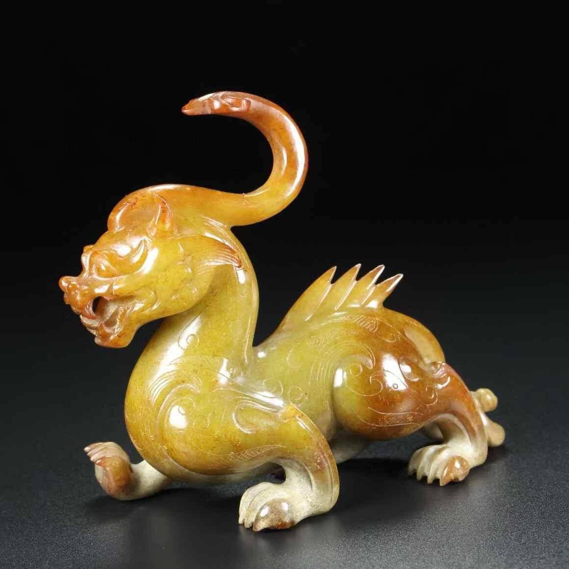 旧藏，和田玉， 名称：玉兽， 尺寸：长11宽4.5高9厘米， 重量：总重260克。 旧藏，和田玉， 名称：玉兽， 尺寸：长11宽4.5高9厘米， 重量：总重260克。