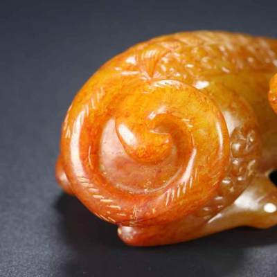 旧藏，和田玉， 名称：旺财， 尺寸：长7宽4高3厘米， 重量：总重111克。 旧藏，和田玉， 名称：旺财， 尺寸：长7宽4高3厘米， 重量：总重111克。