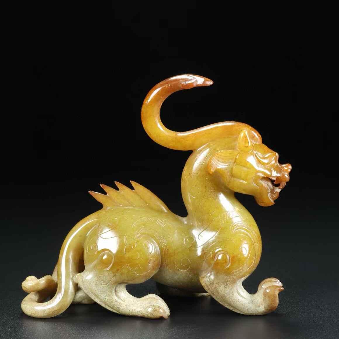 旧藏，和田玉， 名称：玉兽， 尺寸：长11宽4.5高9厘米， 重量：总重260克。 旧藏，和田玉， 名称：玉兽， 尺寸：长11宽4.5高9厘米， 重量：总重260克。