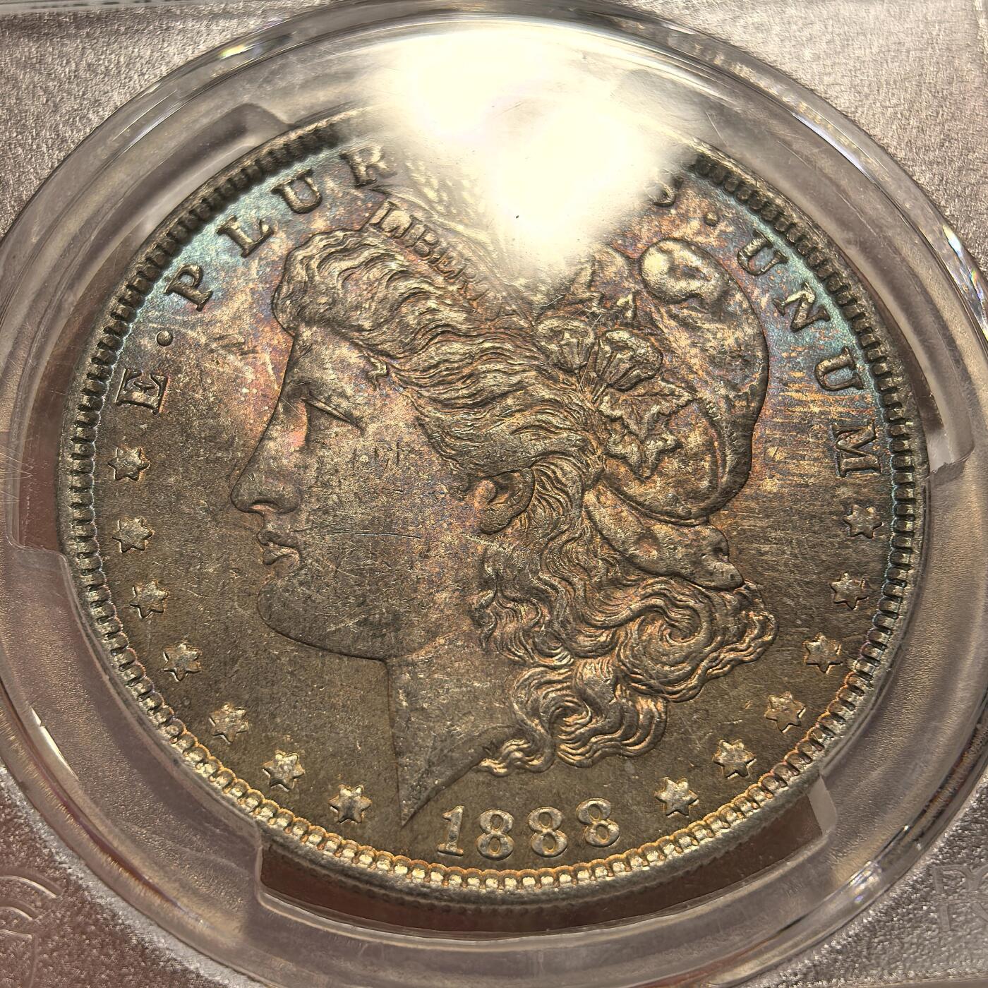博洋堂“春风得意”四月精品专场暨第120期（全场包邮） PCGS MS63 美国1888年摩根银币，正面卷首极品五彩，背面带大面积环彩，丝绸转光，吉祥特年，自藏级美彩。