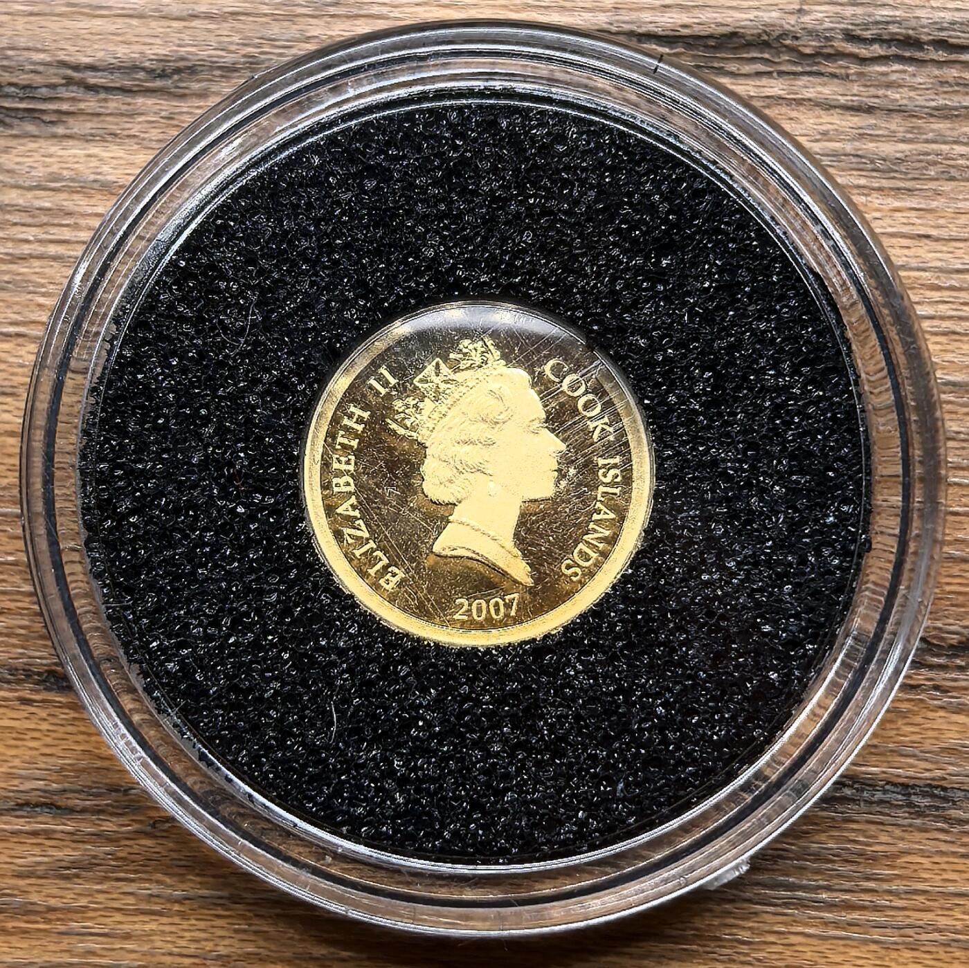凡希社世界钱币微拍第三百零二期 2007库克群岛枫叶Dollar小金币全品，0.5g，999金。