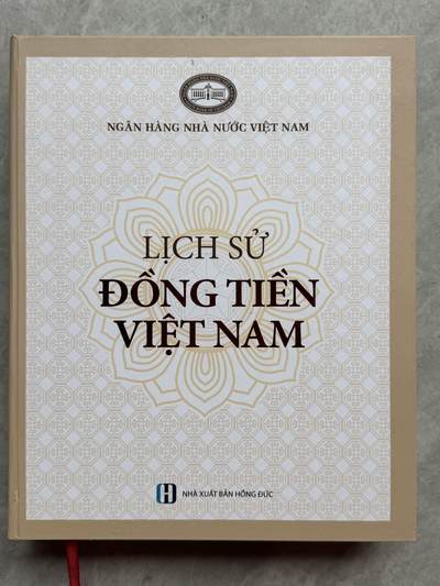桂P钱币文化工作室拍卖第三十六期 - 越南国家银行成立70周年纪念版书籍，限量发行，是目前官方介绍越南历史货币最权威最详细的书籍，很厚重，有600多页