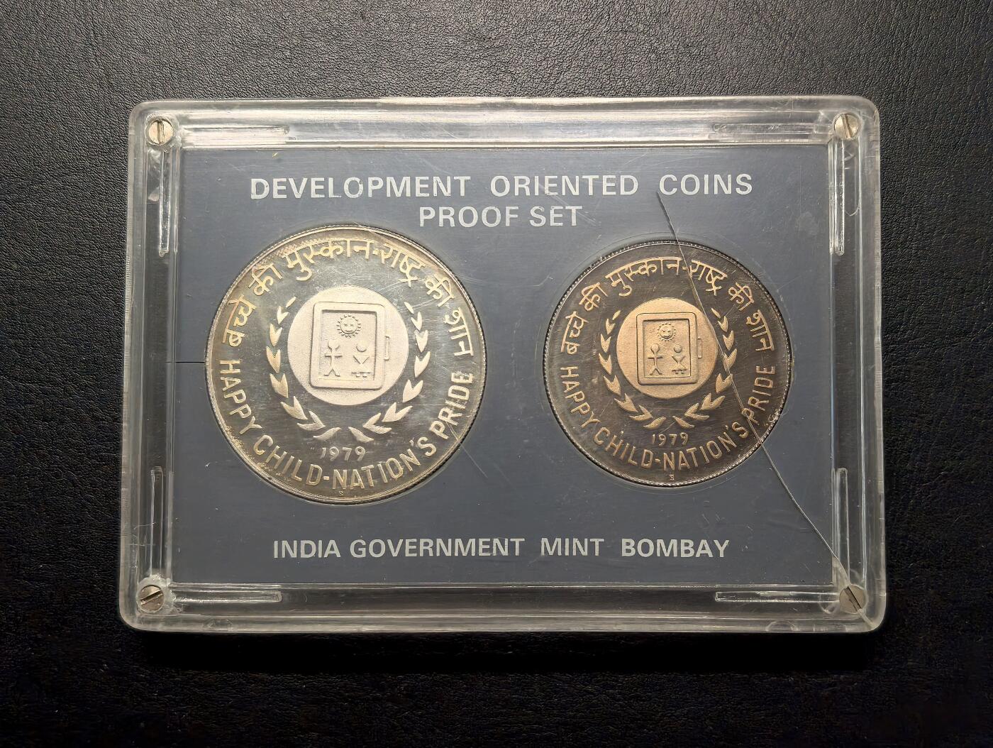 凡希社世界钱币微拍第三百零二期 1979印度儿童年精铸PS两枚套，稀少品种原厂塑封！