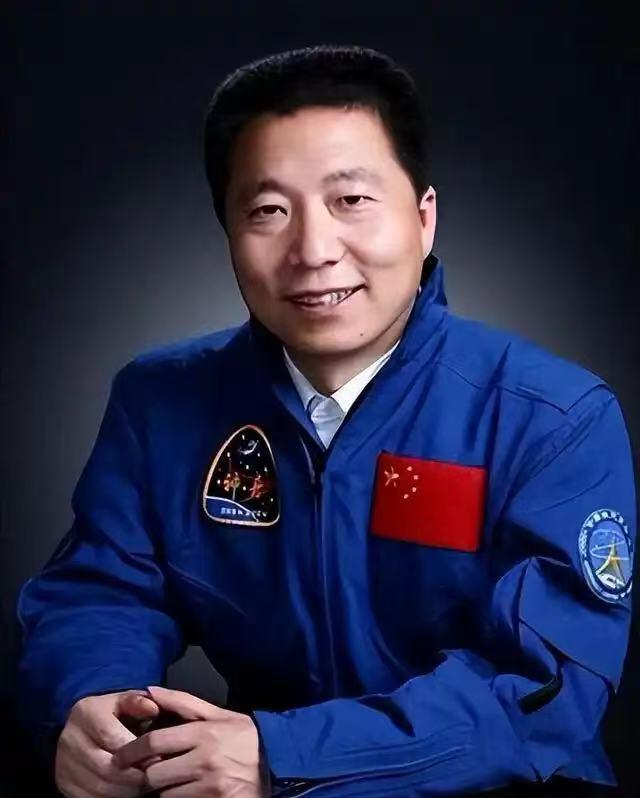 零元拍：“两弹一星”元勋，核工业之父程开甲院士和“中国进入太空第一人”杨利伟双人亲笔签名绝版太空邮局“中国航天日”设立纪念封！程老多难得就不用说了，杨利伟的还是经典的老款签名。绝对是第九个“中国航天日”最强的收藏重器！