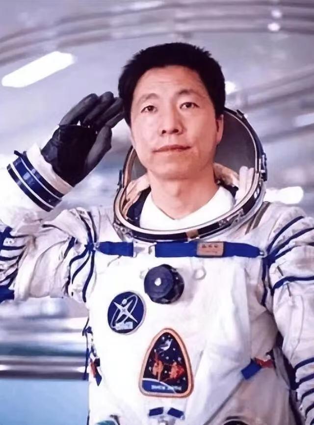 零元拍：“两弹一星”元勋，核工业之父程开甲院士和“中国进入太空第一人”杨利伟双人亲笔签名绝版太空邮局“中国航天日”设立纪念封！程老多难得就不用说了，杨利伟的还是经典的老款签名。绝对是第九个“中国航天日”最强的收藏重器！