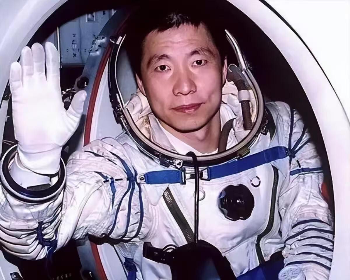 零元拍：“两弹一星”元勋，核工业之父程开甲院士和“中国进入太空第一人”杨利伟双人亲笔签名绝版太空邮局“中国航天日”设立纪念封！程老多难得就不用说了，杨利伟的还是经典的老款签名。绝对是第九个“中国航天日”最强的收藏重器！