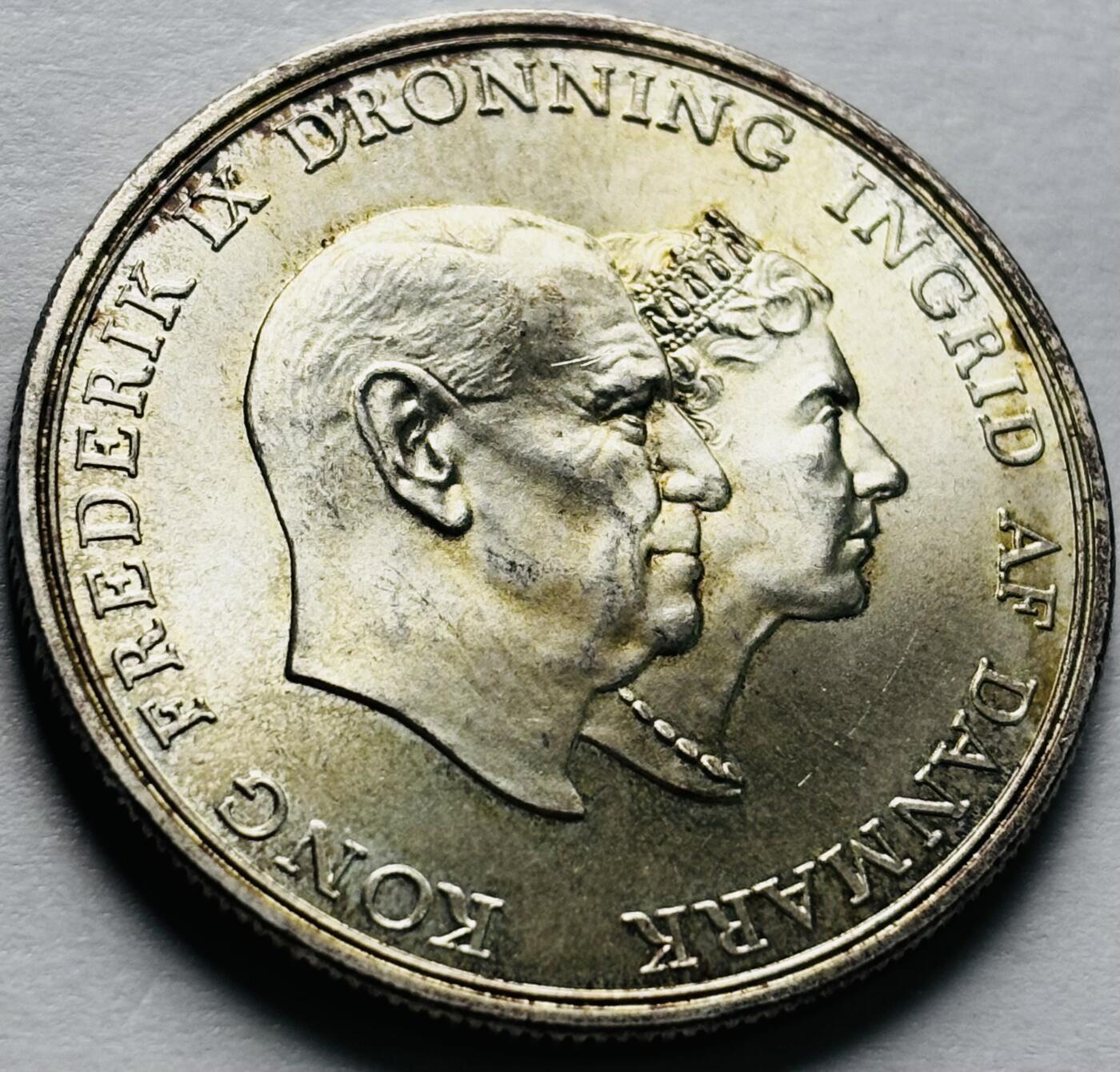 文馨钱币收藏第 240 场，各国老铜币，欢迎关注 原光美品丹麦1960年5克朗 国王夫妇银婚纪念银币