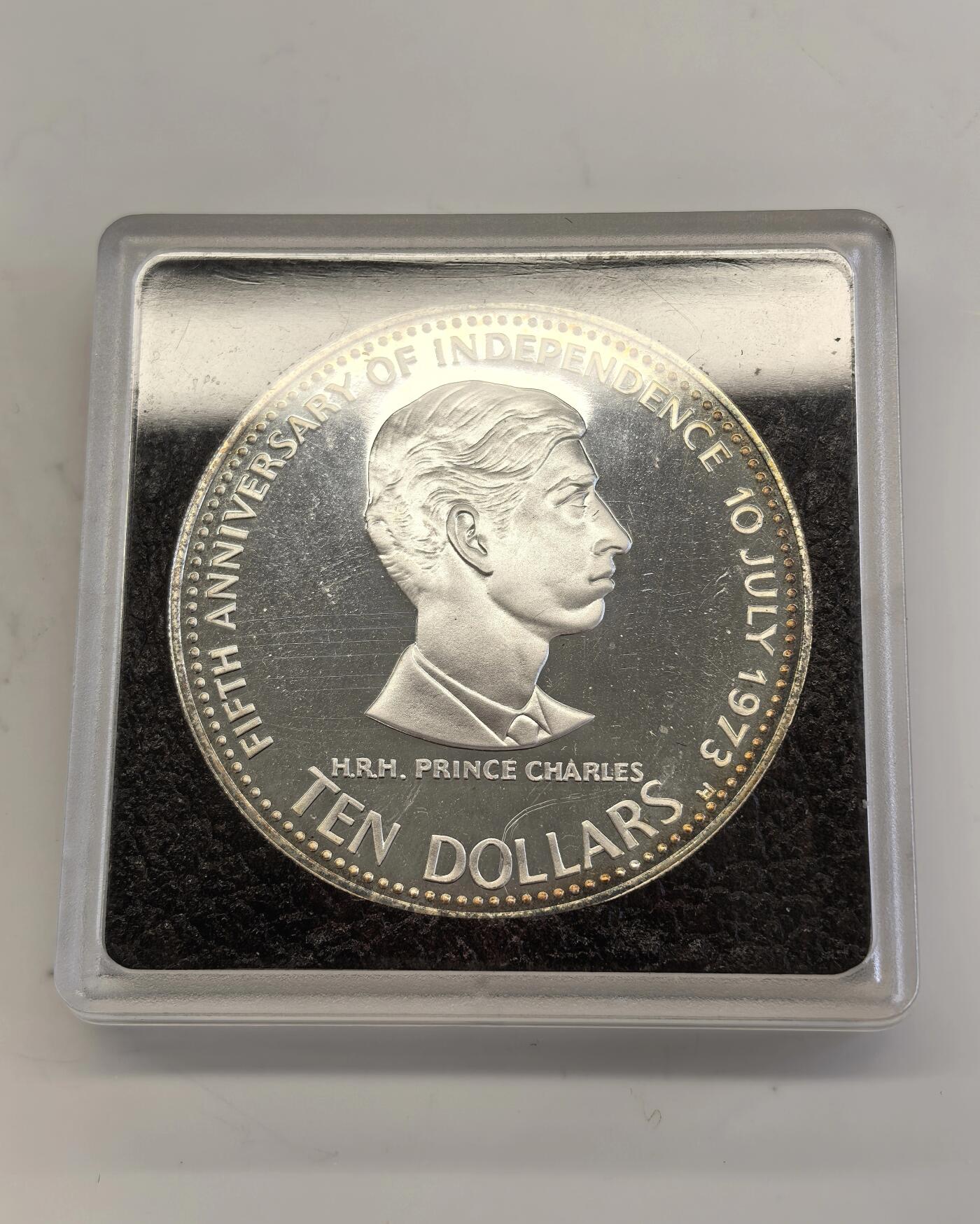 博洋堂“春风得意”四月精品专场暨第120期（全场包邮） 巴哈马1978年查尔斯王子10元精制银币原盒，直径50mm，重45.36g。UNC末流通，PROOF精制币，原汁原味老包浆，状态极佳。