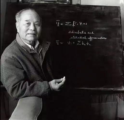零元拍：“两弹一星”元勋，核工业之父程开甲院士和“中国进入太空第一人”杨利伟双人亲笔签名绝版太空邮局“中国航天日”设立纪念封！程老多难得就不用说了，杨利伟的还是经典的老款签名。绝对是第九个“中国航天日”最强的收藏重器！