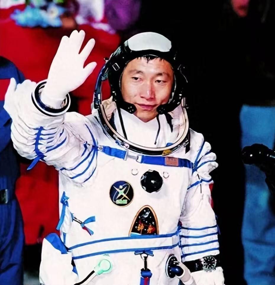 零元拍：“两弹一星”元勋，核工业之父程开甲院士和“中国进入太空第一人”杨利伟双人亲笔签名绝版太空邮局“中国航天日”设立纪念封！程老多难得就不用说了，杨利伟的还是经典的老款签名。绝对是第九个“中国航天日”最强的收藏重器！