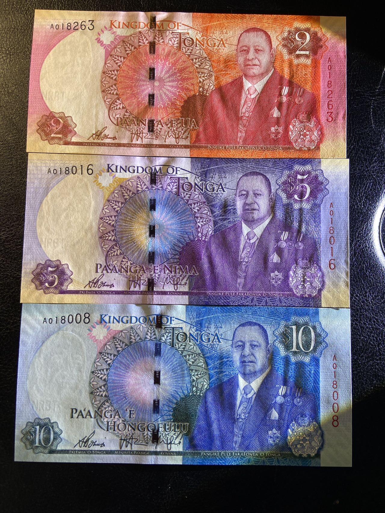 【炜奕收藏】第三十三期，多套精美纸币 汤加2-50潘加，UNC品相，号码全A冠无47，包含3张倒置号