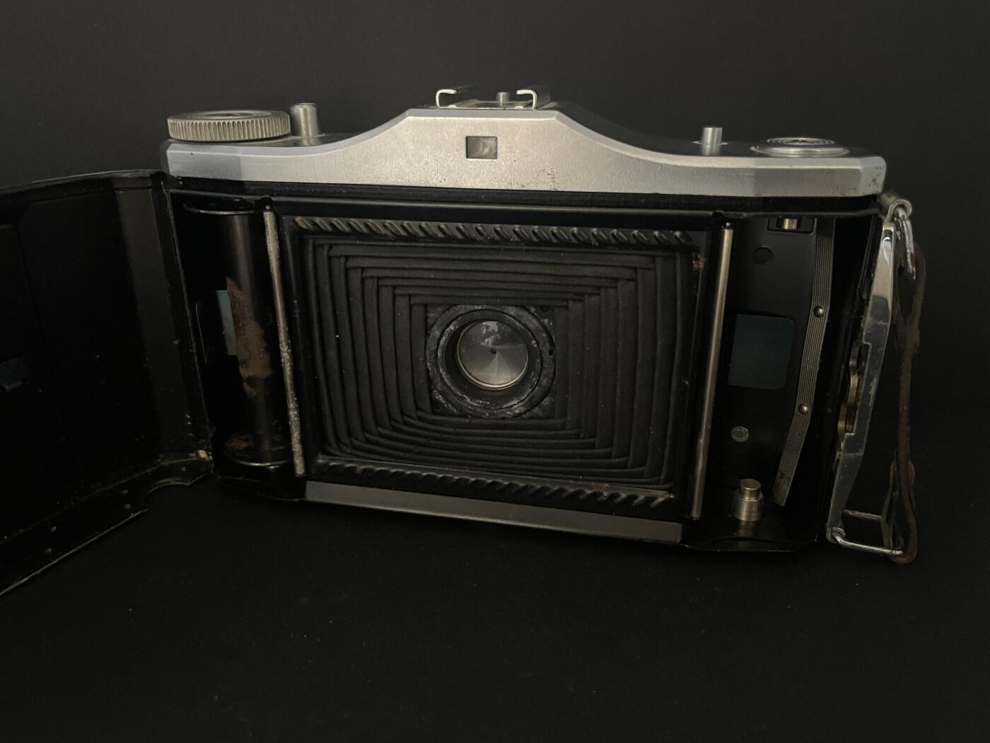 海外回流精品拍卖 法国回流19世纪蔡司火车头皮囊相机