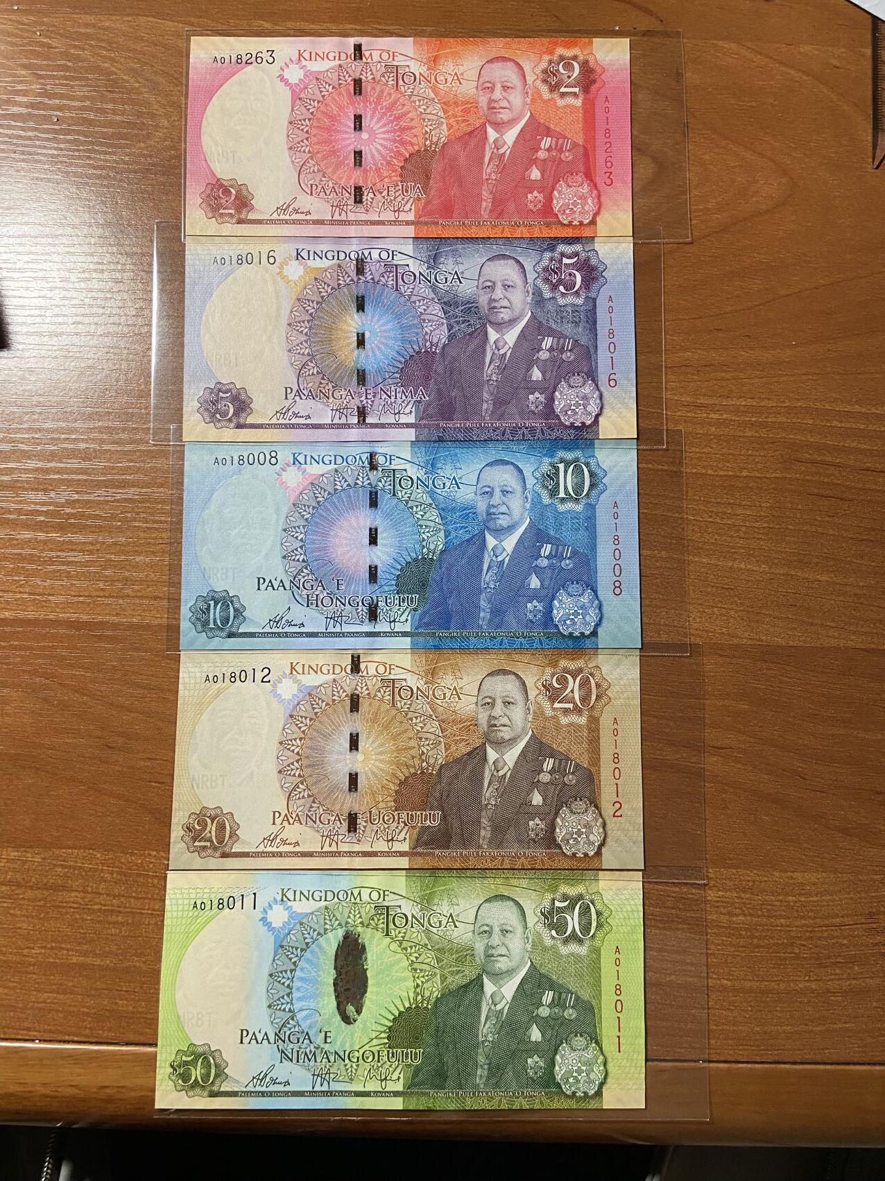 【炜奕收藏】第三十三期，多套精美纸币 汤加2-50潘加，UNC品相，号码全A冠无47，包含3张倒置号