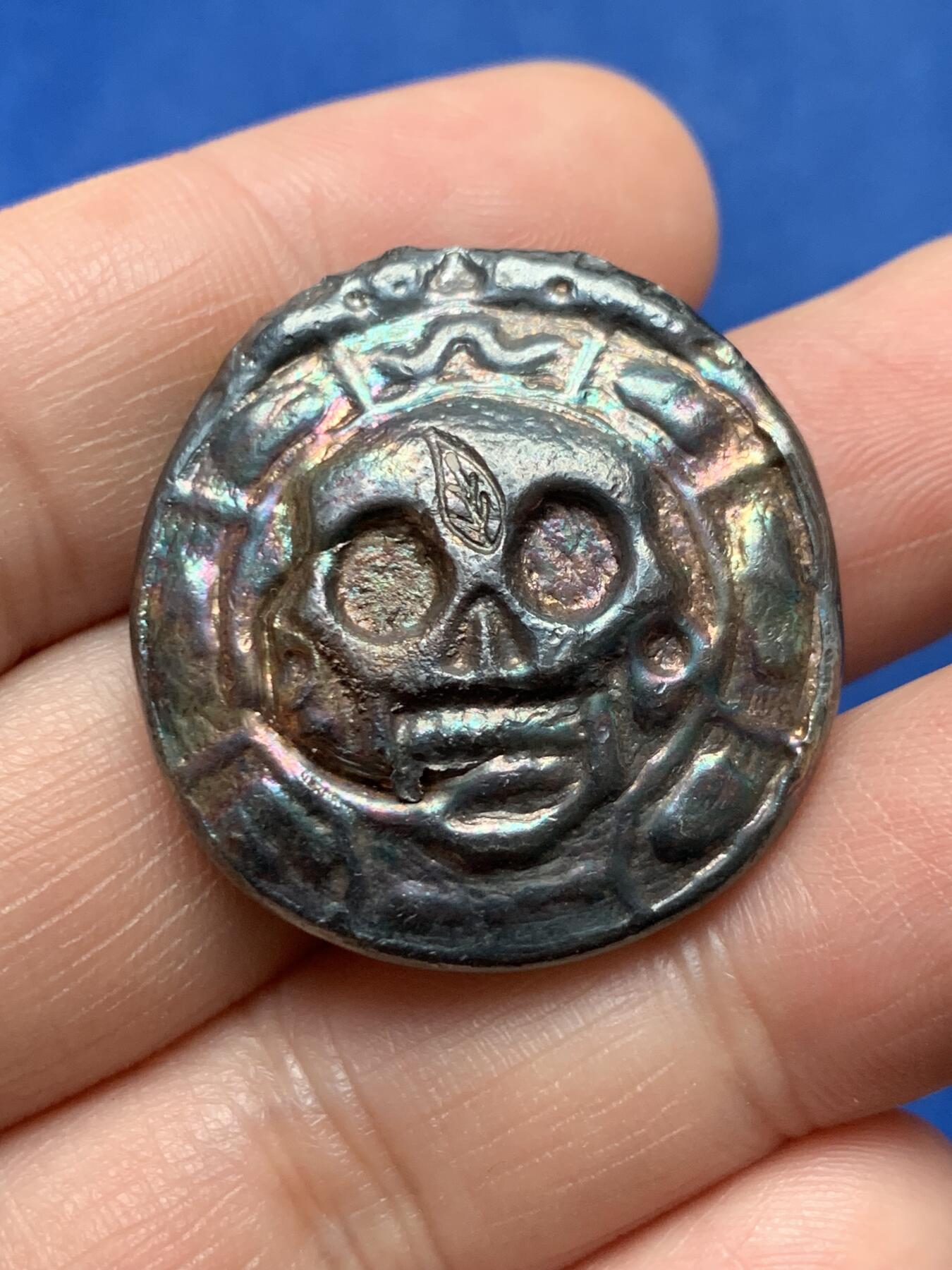 《竞宝斋》第377场 周日，周一 2场连拍 （全场包邮） 英国 2000S BYB 骷髅 999银 五彩银锭，非常少见的品种。英国很受欢迎的贵金属生产商，曾经在美国地区也比较受欢迎，现早已停产，非常难买到了。可做贵金属投资，可做吊坠配饰，炫酷无比。30.5*8.4mm，44.45g。