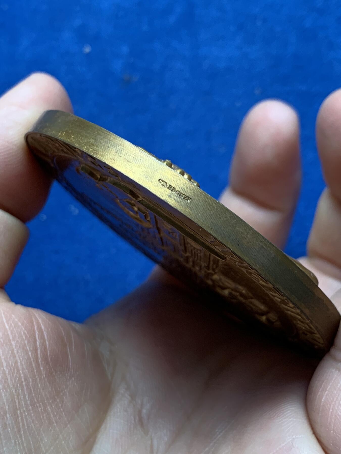 《竞宝斋》第377场 周日，周一 2场连拍 （全场包邮） 1948年阿尔萨斯地区并入法国300周年纪念高浮雕大铜章 正面法兰西女神从双头鹰(代表神圣罗马帝国)爪下夺回阿尔萨斯的盾徽 稀有 197.8克 68mm 带盒 细节见图