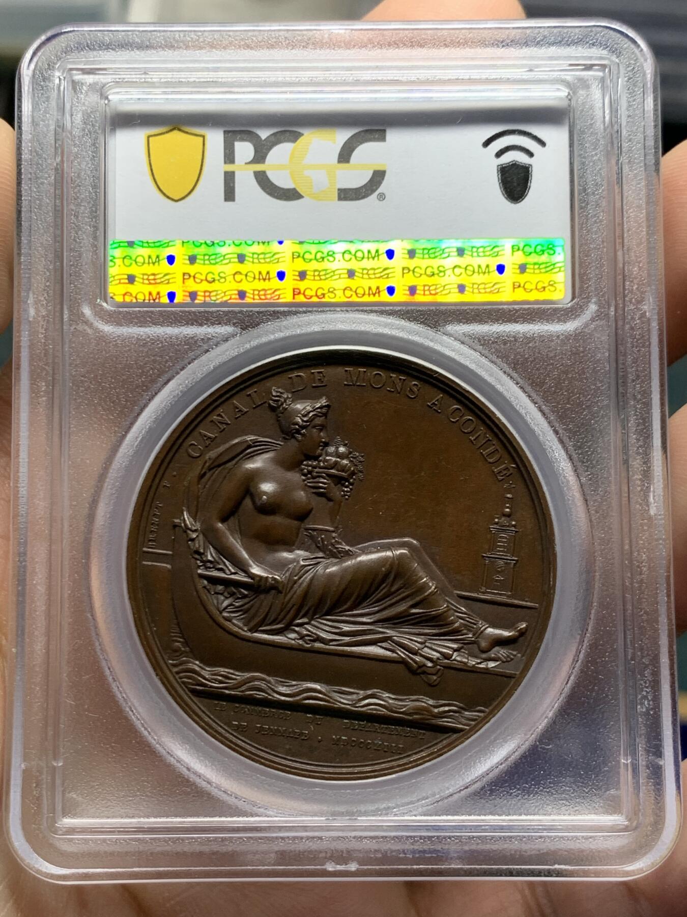《竞宝斋》第377场 周日，周一 2场连拍 （全场包邮） PCGS SP63 亚军分 法国1813年拿破仑幸运女神原铸铜章  巴黎造币厂巧克力包浆 幸运女神费利西塔坐于船上 身姿优雅 裙摆飘逸 左手持丰饶角右手掌舵 徐徐而行 远处蒙斯的钟楼在水一方 纪念蒙斯到孔戴的运河修建竣工 一展法兰西帝国国力昌盛 加厚盒