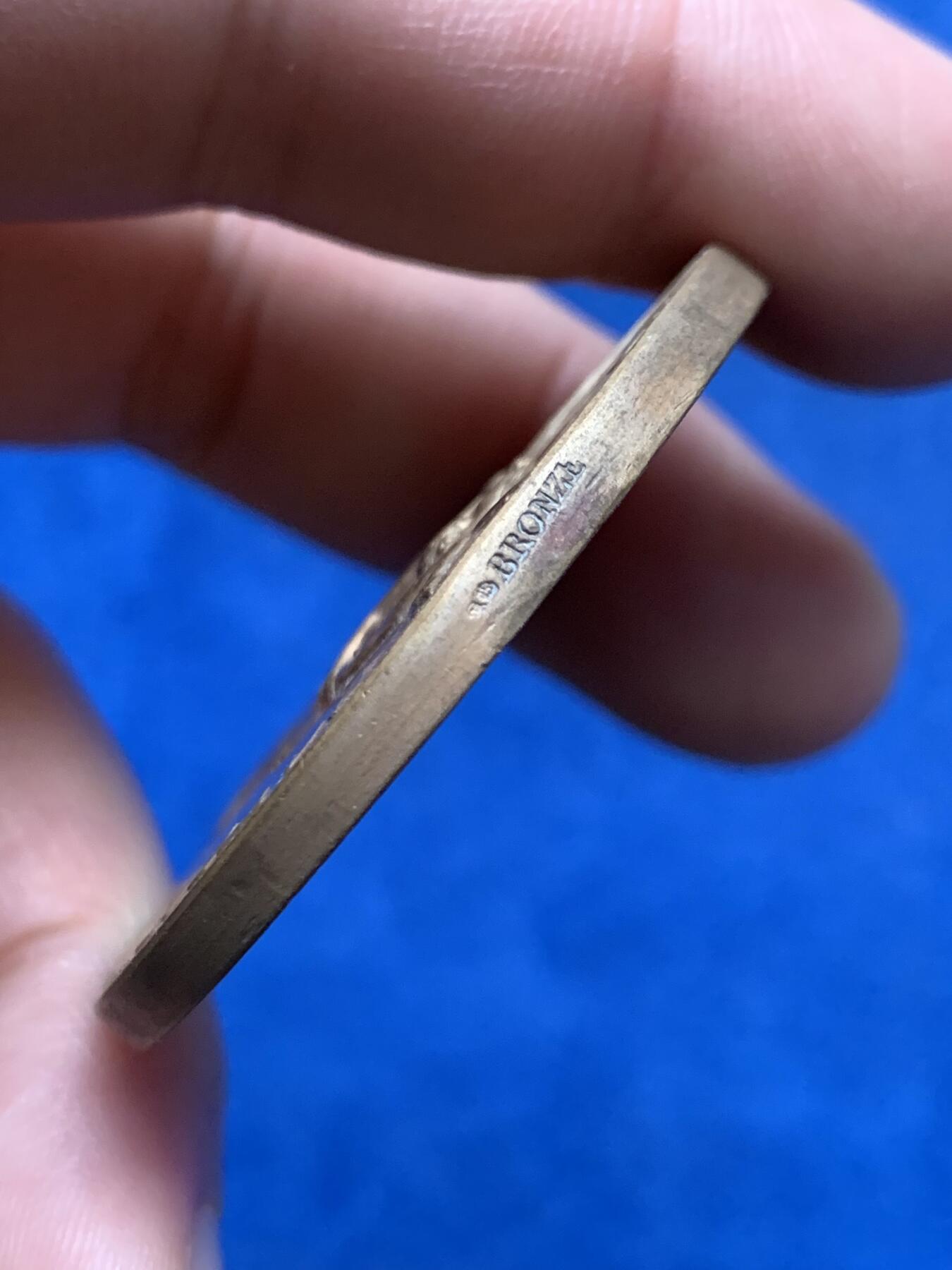 《竞宝斋》第377场 周日，周一 2场连拍 （全场包邮） 法国射击联盟铜章，背雄鸡日出旗帜纹章，少见，45.1g，44.7mm。