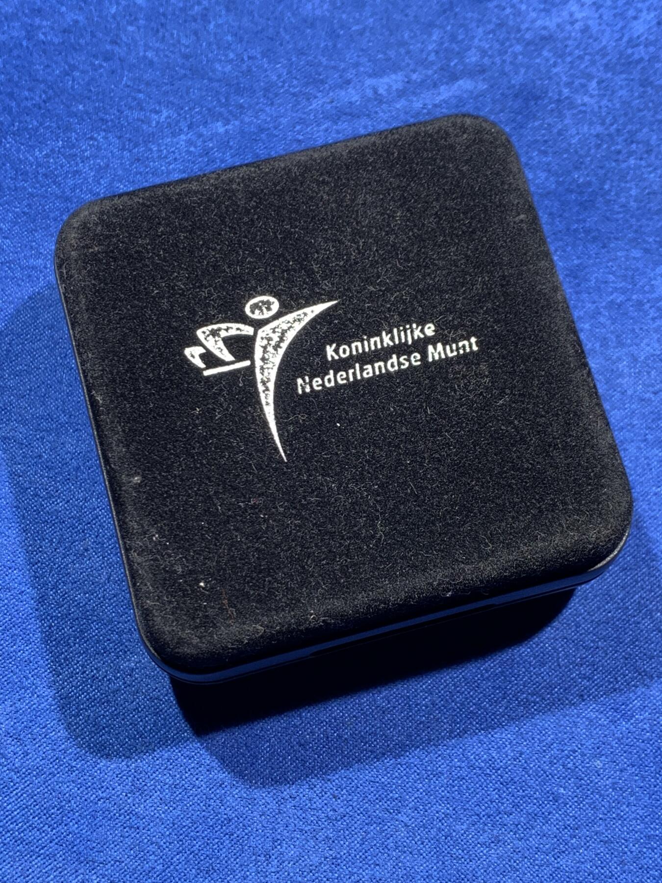 《竞宝斋》第377场 周日，周一 2场连拍 （全场包邮） 荷兰2002年泽兰武士1杜卡特银币。正面为戴冠盾徽隔开的年份，背面为肩扛长剑的武士。重28.25g，直径40mm，镜面精制银币，带原盒，限量9 400枚。