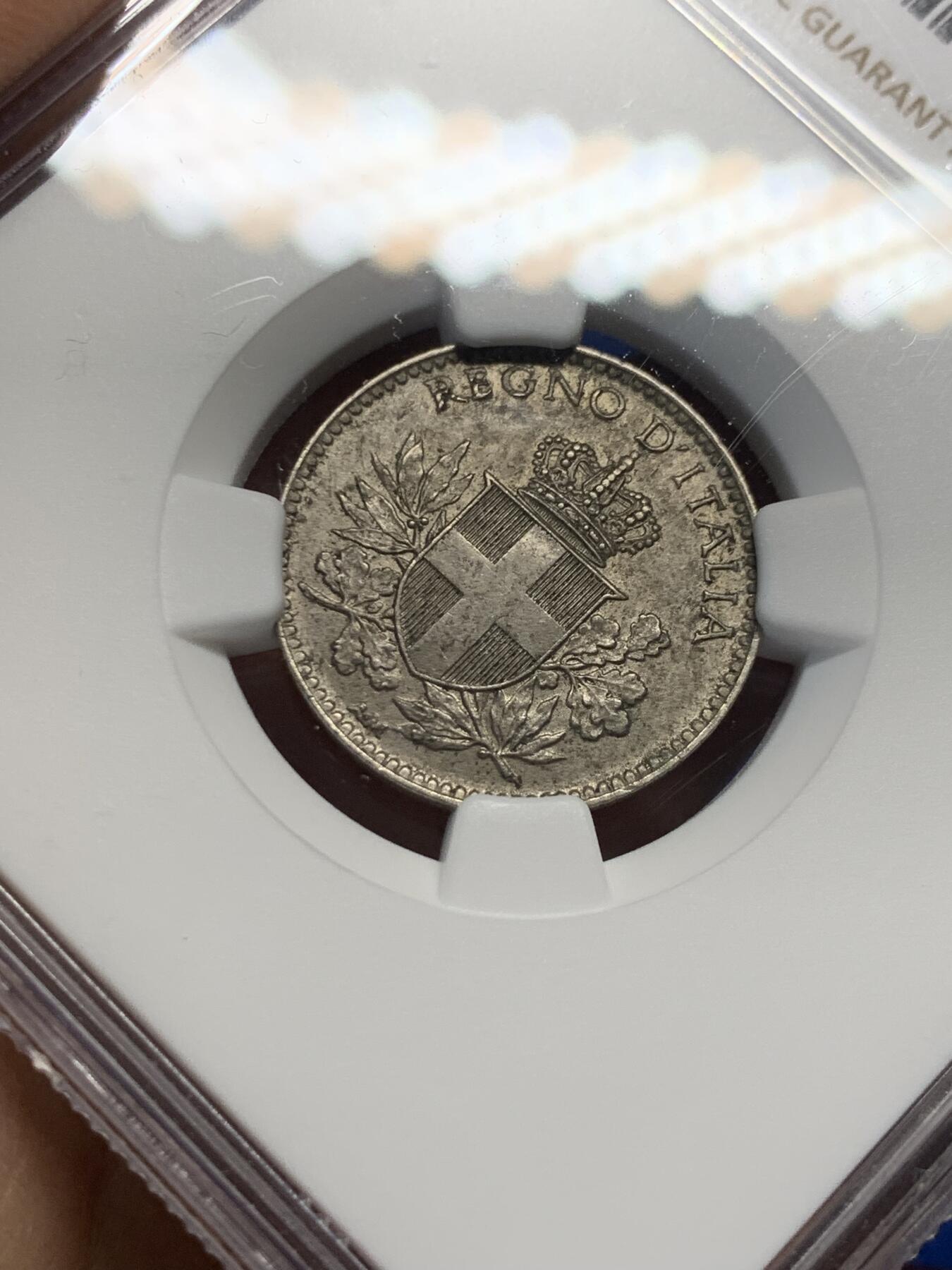 《竞宝斋》第377场 周日，周一 2场连拍 （全场包邮） NGC MS62 意大利1918年20分 使用王国时期的1894年版20分作币坯，可见币坯痕迹。1919年模具是光边，1894版是齿边，所以有些样本可见边齿，因此衍生出了两种版别。