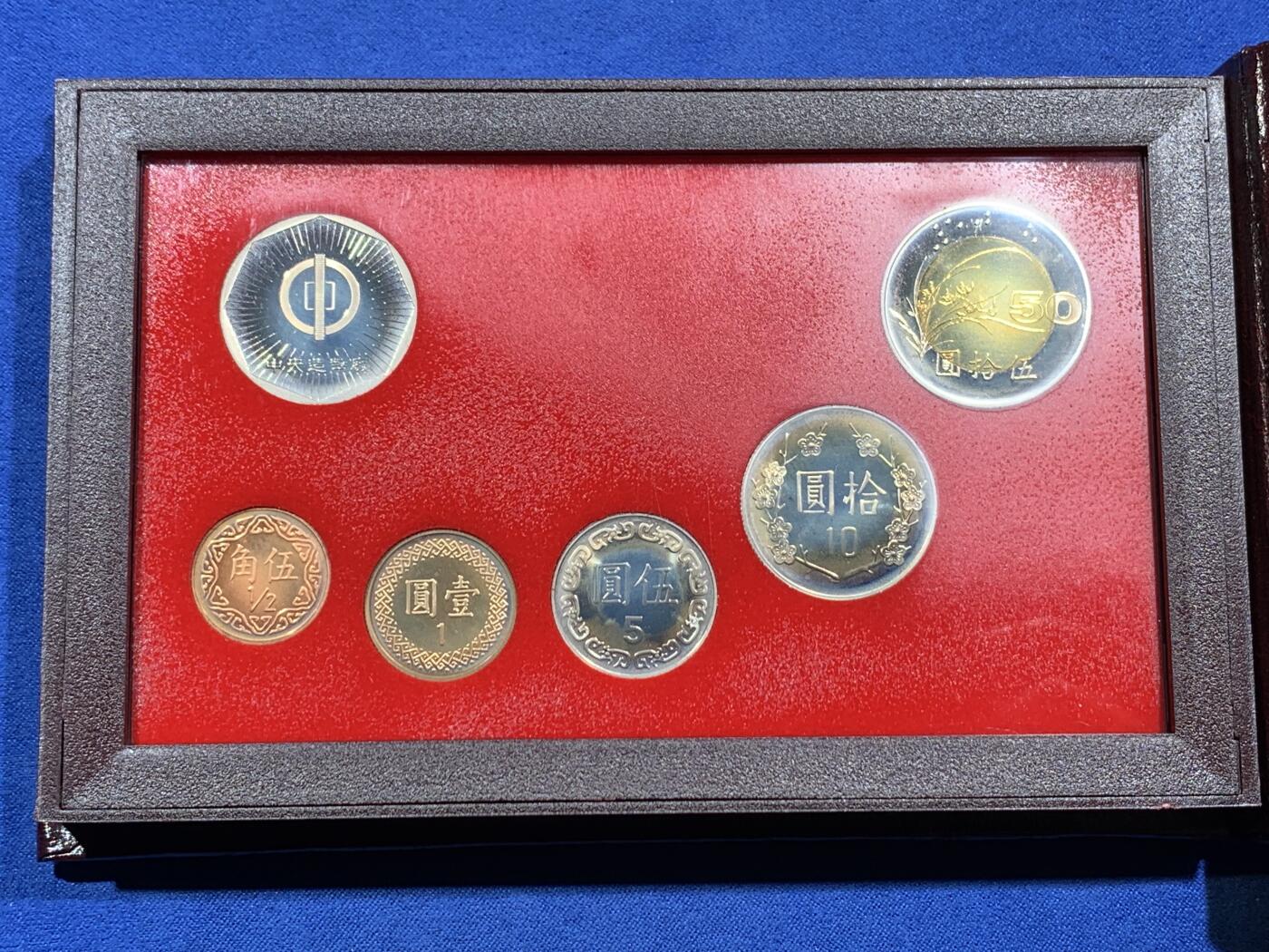 《竞宝斋》第377场 周日，周一 2场连拍 （全场包邮） 台湾省民国八十五年一轮生肖精致套币——鼠年  收藏投资必备品种