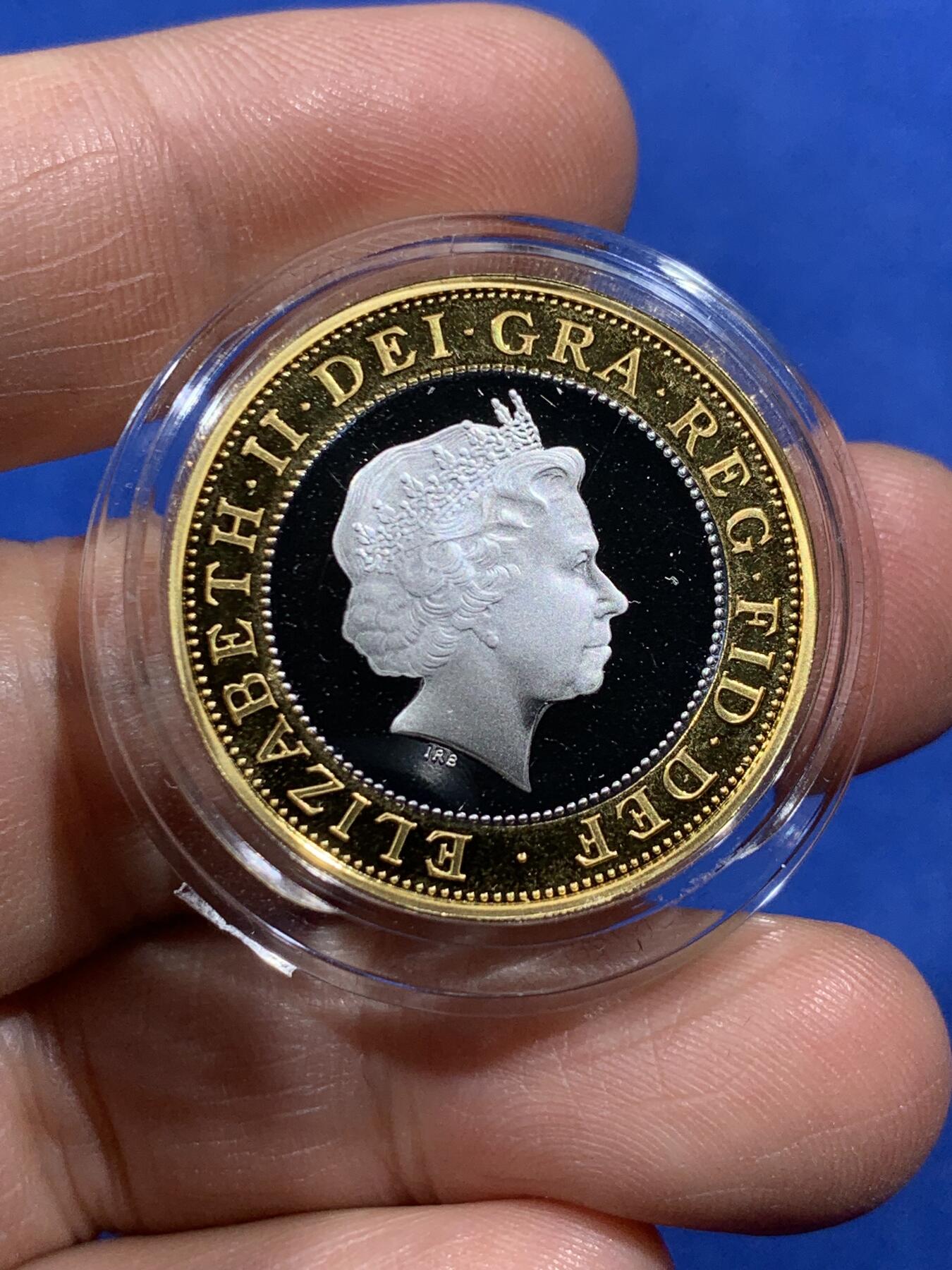 《竞宝斋》第377场 周日，周一 2场连拍 （全场包邮） 英国 1999年 橄榄球世界杯 2镑 加厚双色镶嵌镀金幻彩纪念银币 带盒证