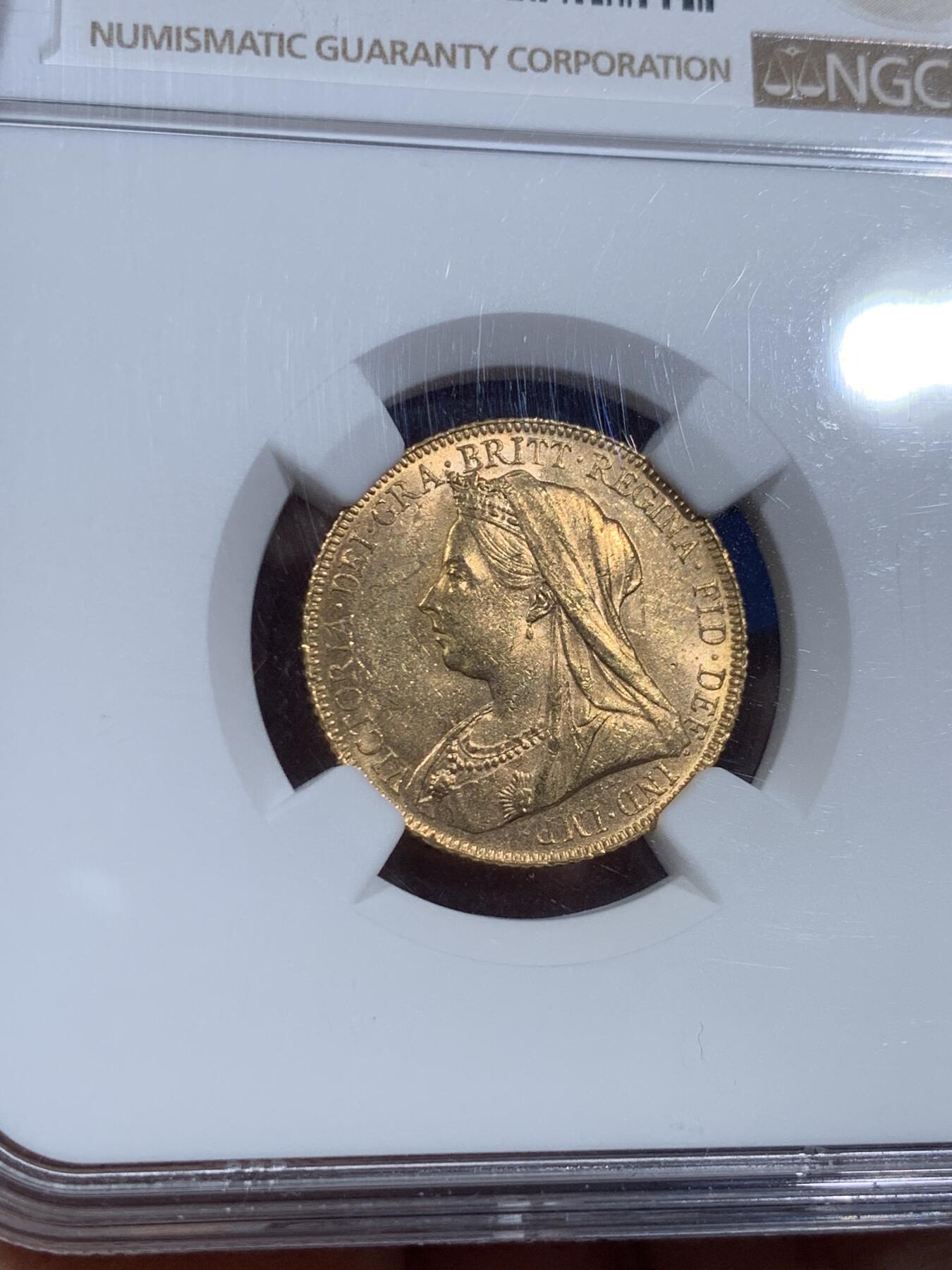 《竞宝斋》第377场 周日，周一 2场连拍 （全场包邮） NGC MS62 英国 1900年 1索维林 维多利亚披纱马剑 金币 状态较好 8克 917金