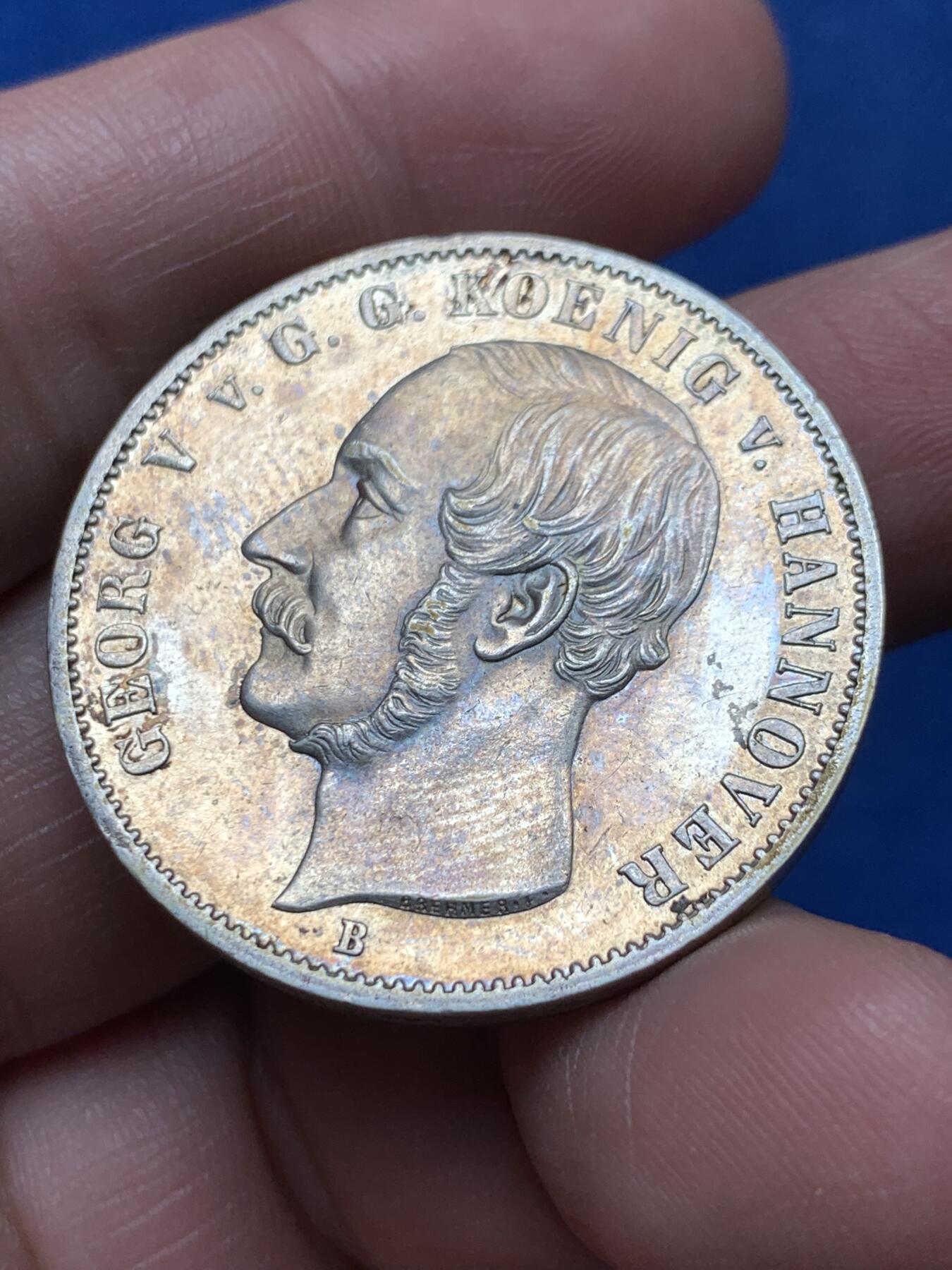 《竞宝斋》第377场 周日，周一 2场连拍 （全场包邮） 德国1854-B汉诺威王国1泰勒银币，乔治五世，重22克！背面有一处缺铸，品相佳，淡黄油彩。