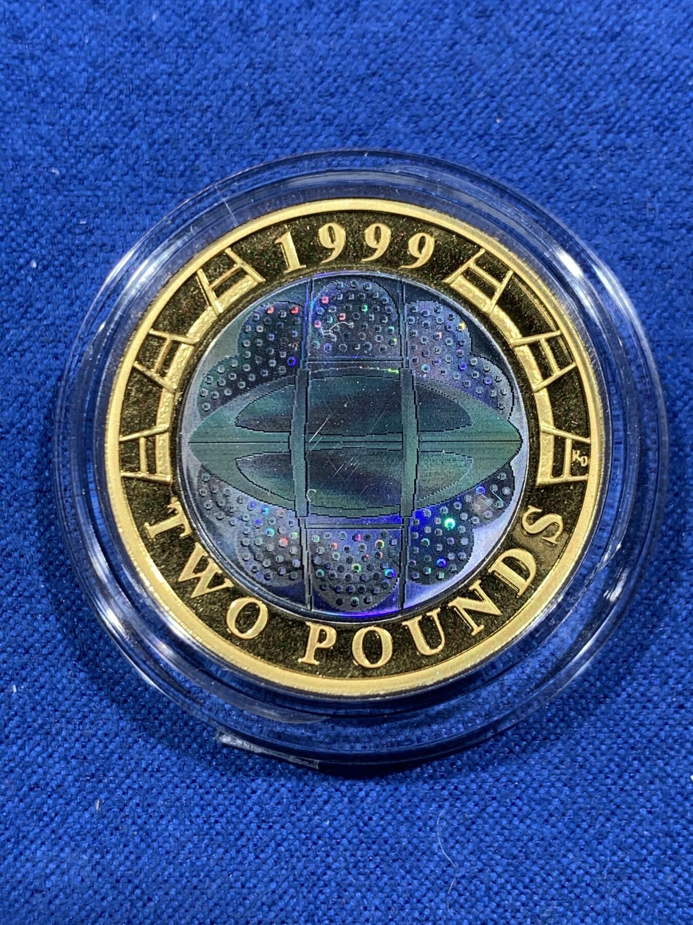 《竞宝斋》第377场 周日，周一 2场连拍 （全场包邮） 英国 1999年 橄榄球世界杯 2镑 加厚双色镶嵌镀金幻彩纪念银币 带盒证