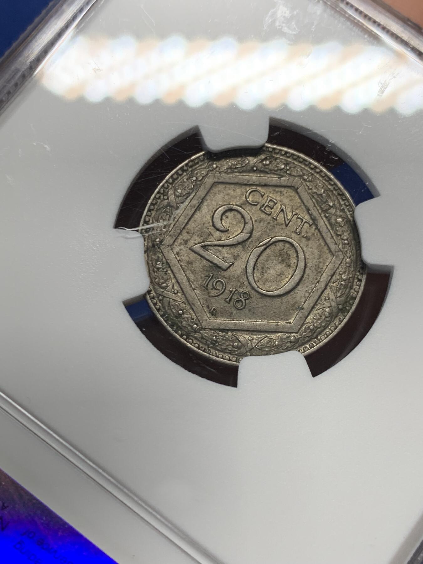 《竞宝斋》第377场 周日，周一 2场连拍 （全场包邮） NGC MS62 意大利1918年20分 使用王国时期的1894年版20分作币坯，可见币坯痕迹。1919年模具是光边，1894版是齿边，所以有些样本可见边齿，因此衍生出了两种版别。