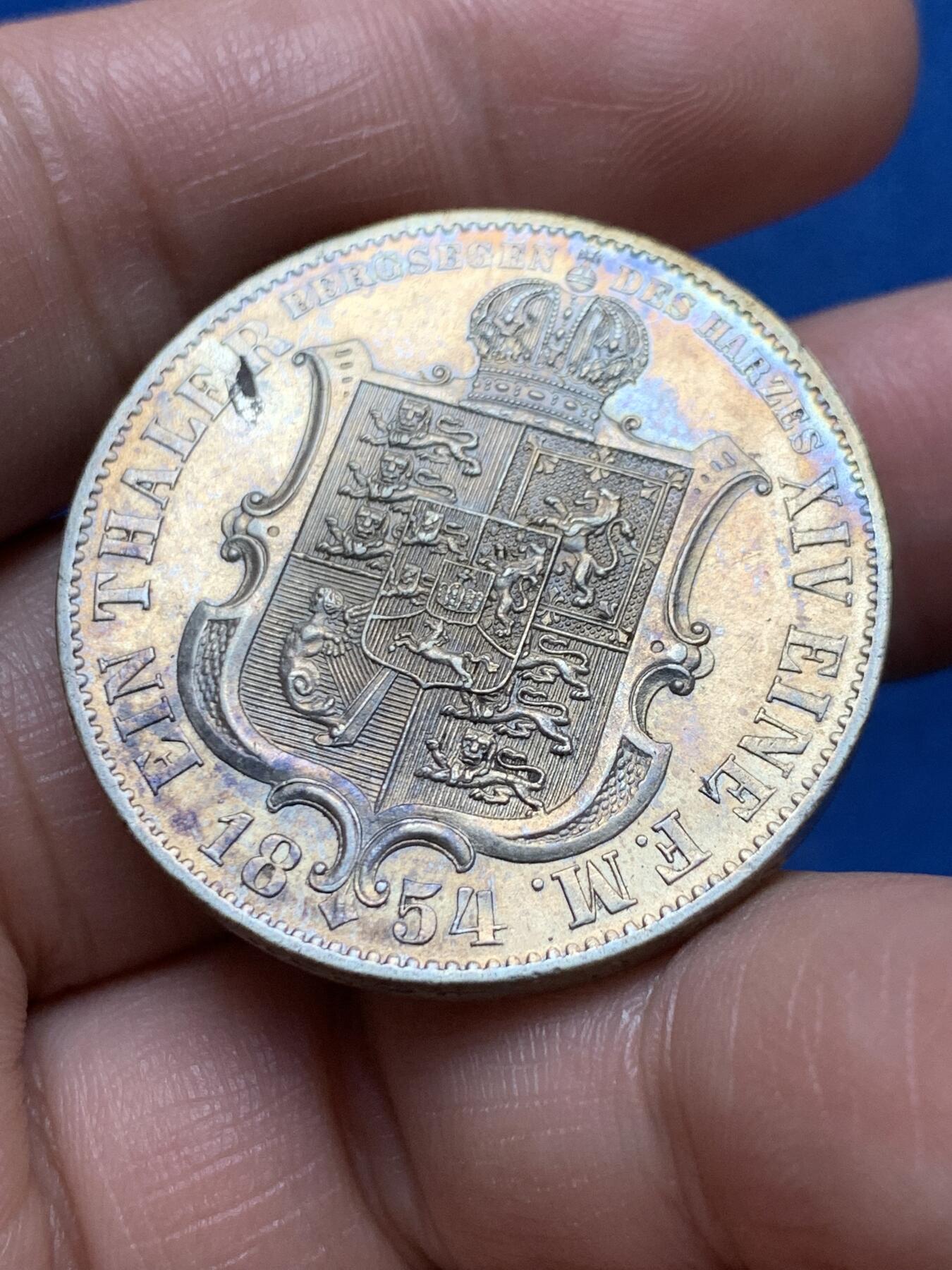 《竞宝斋》第377场 周日，周一 2场连拍 （全场包邮） 德国1854-B汉诺威王国1泰勒银币，乔治五世，重22克！背面有一处缺铸，品相佳，淡黄油彩。