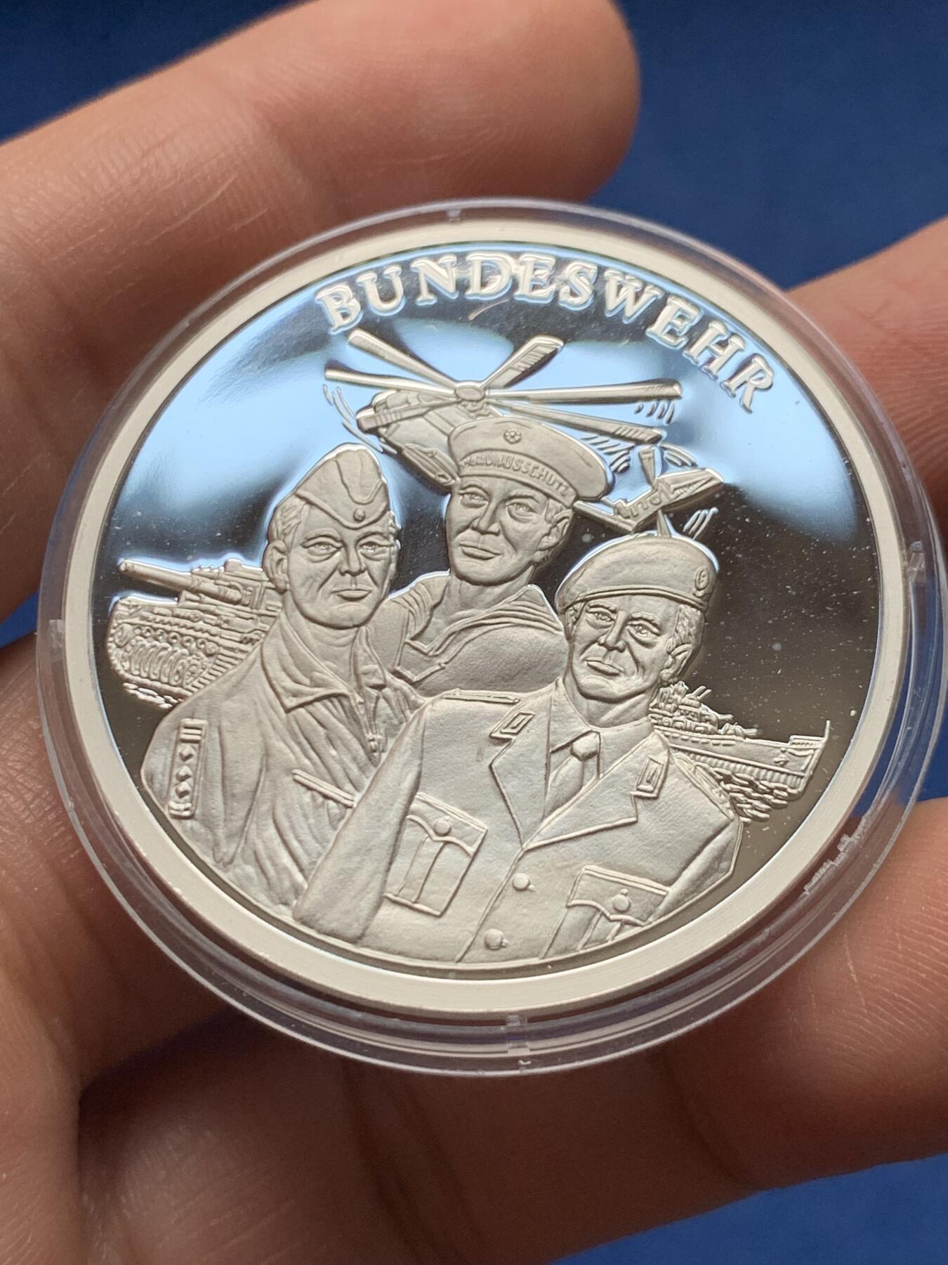 《竞宝斋》第377场 周日，周一 2场连拍 （全场包邮） 德意志联邦共和国（联邦国防军）成立50周年纪念银章 999银 19.8克 40.1mm