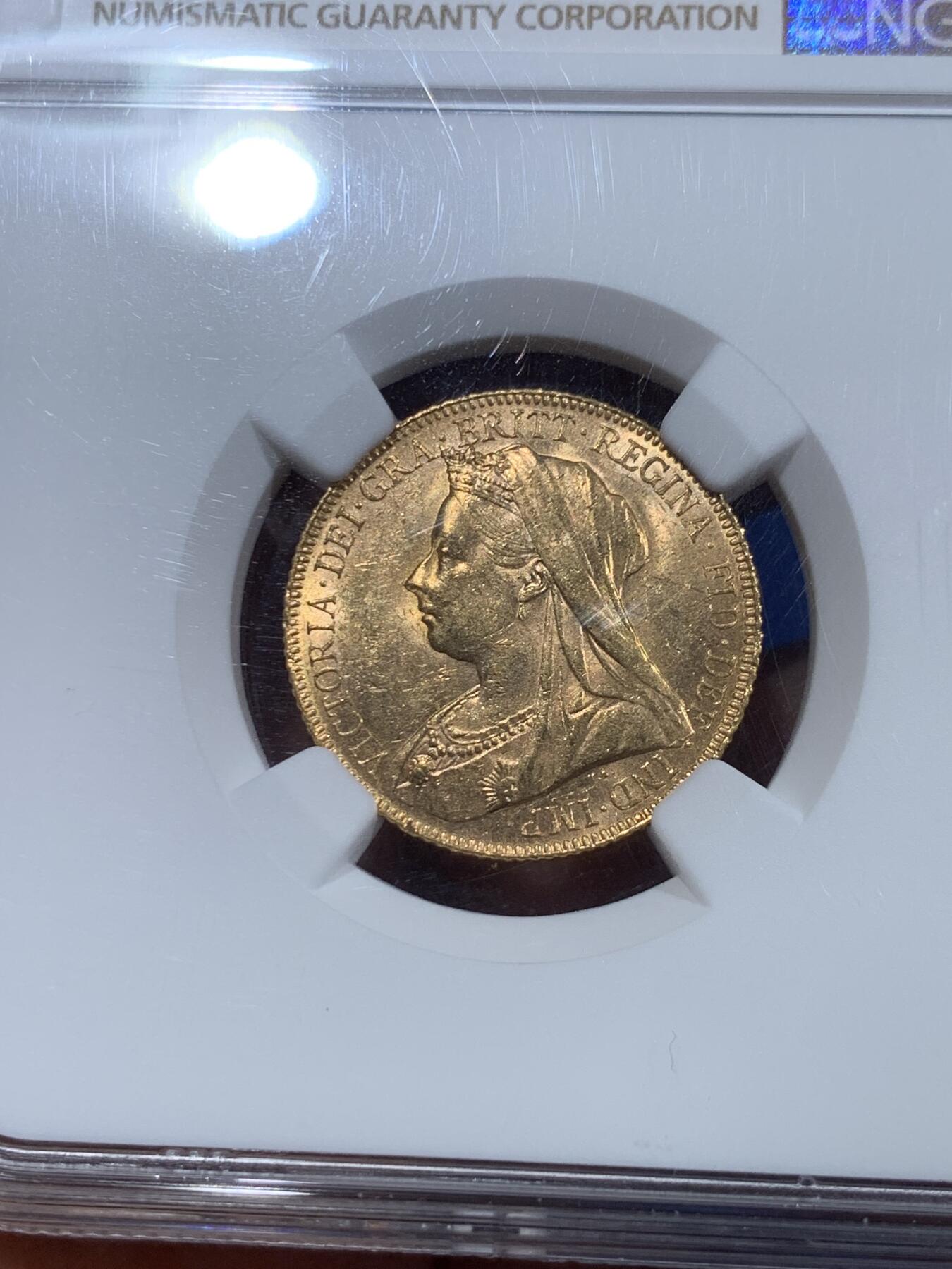 《竞宝斋》第377场 周日，周一 2场连拍 （全场包邮） NGC MS62 英国 1900年 1索维林 维多利亚披纱马剑 金币 状态较好 8克 917金